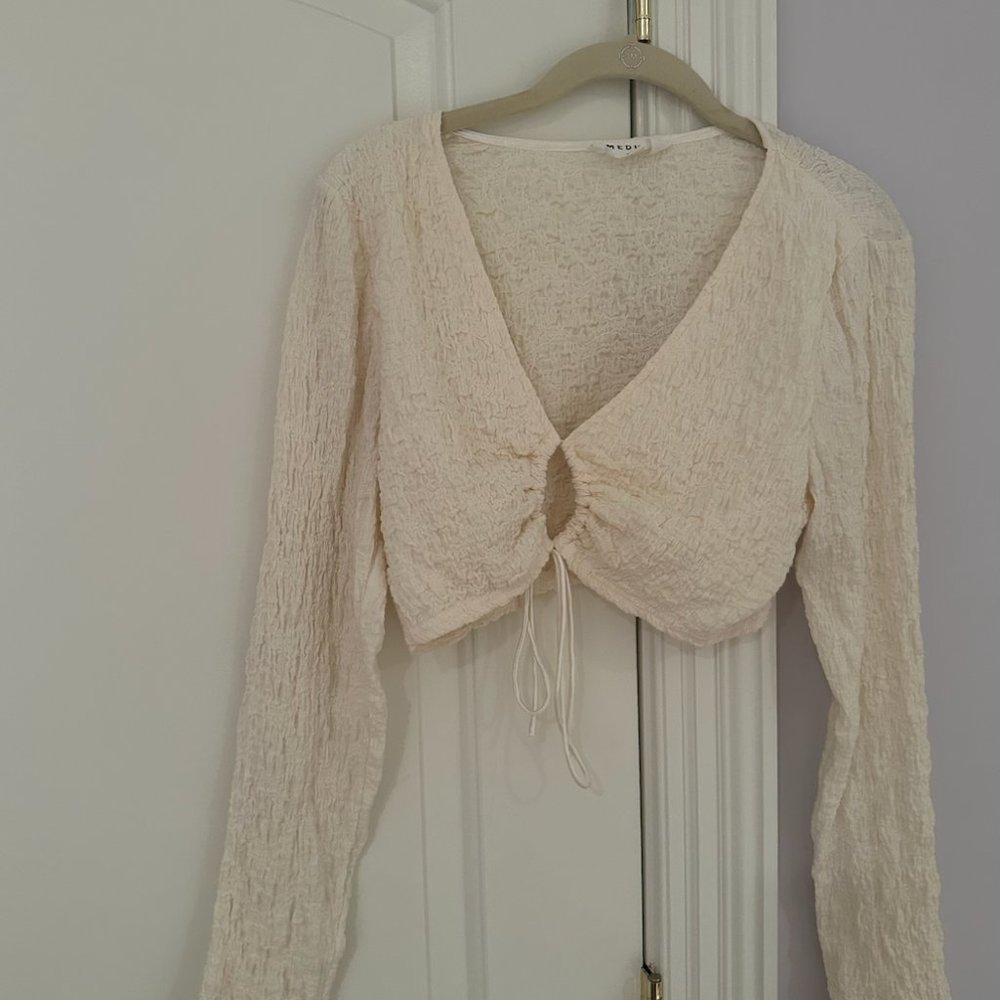Medus^ white cropped top long sleeve